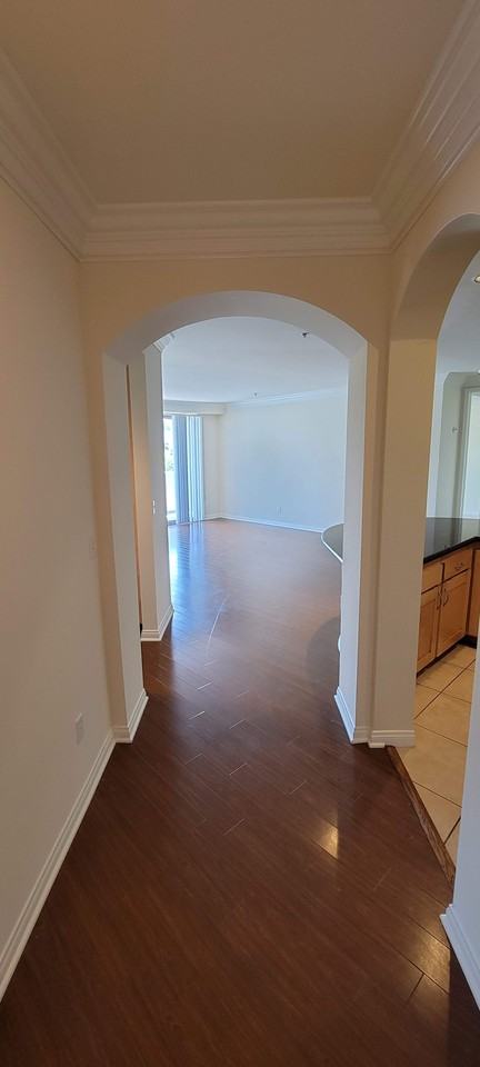 949 North Croft Avenue #203 - Photo 2 of 12