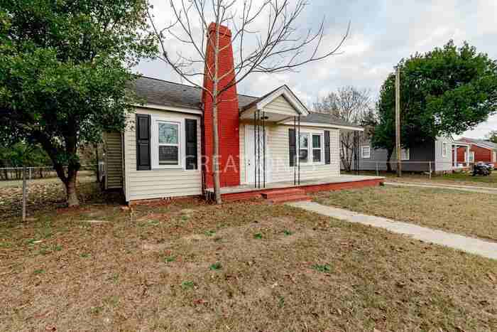 304 S Pine St - Photo 3 of 24