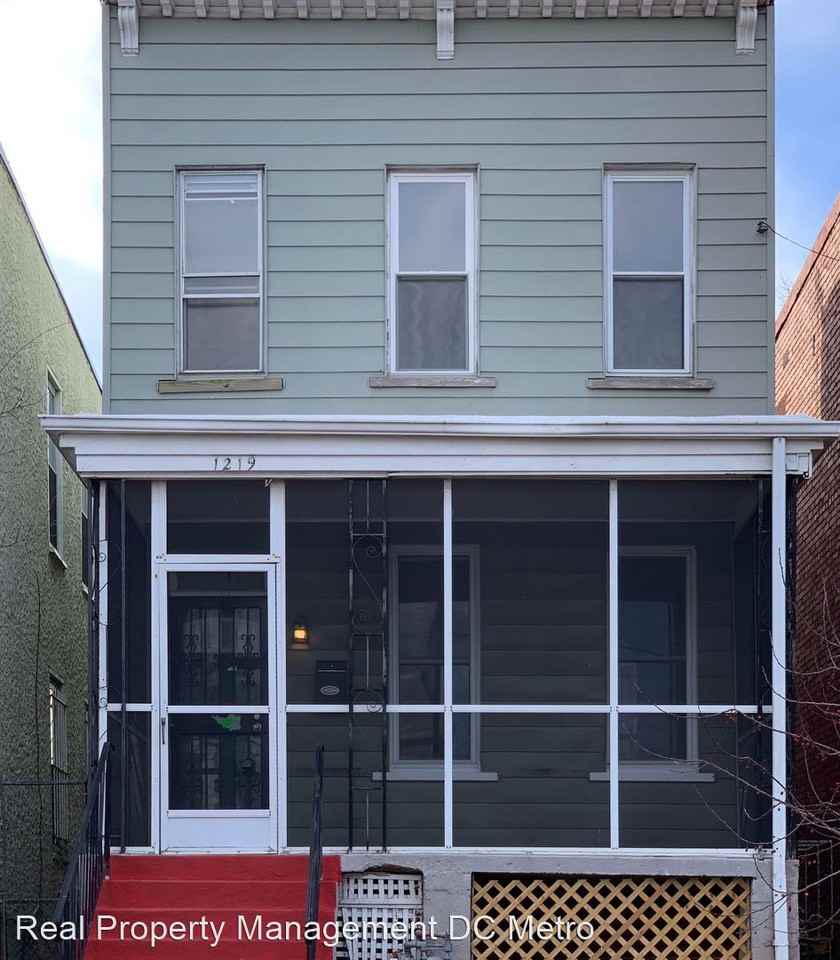 1219 Pleasant St Se - Photo 2 of 11
