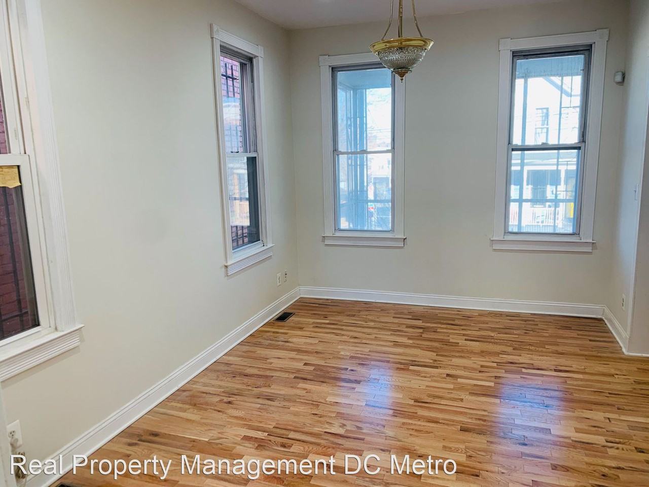 1219 Pleasant St Se - Photo 3 of 11