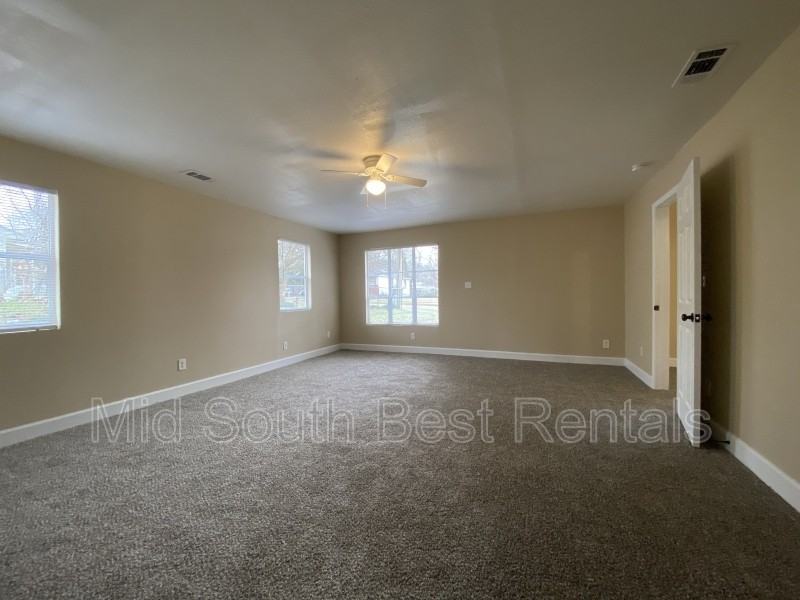 1004 Floyd Ave - Photo 4 of 8