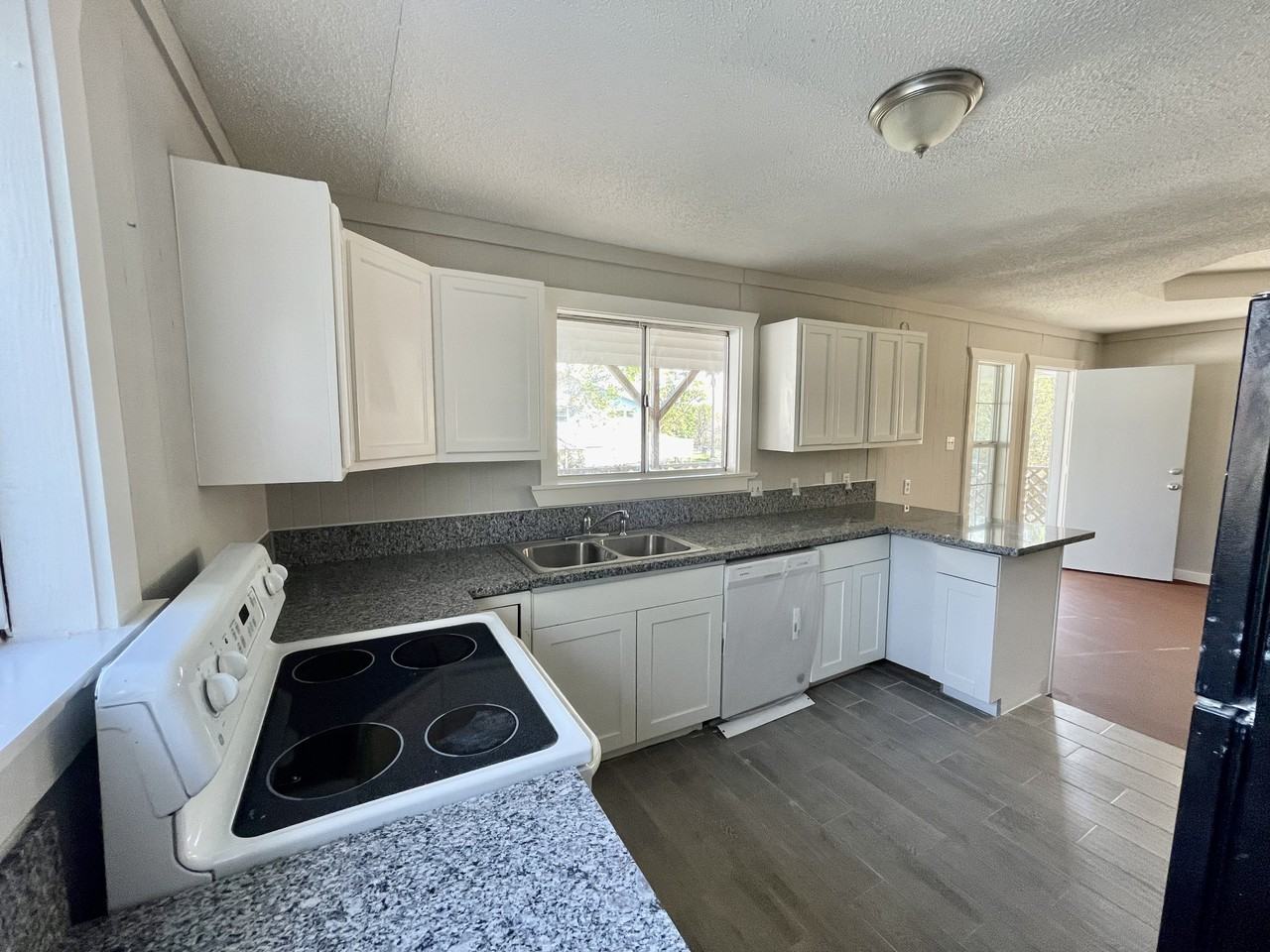 123 3rd St #B - Photo 3 of 11