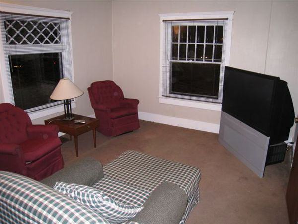1009 S Main St - Photo 2 of 3