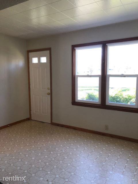 324 W Main St - Photo 2 of 11