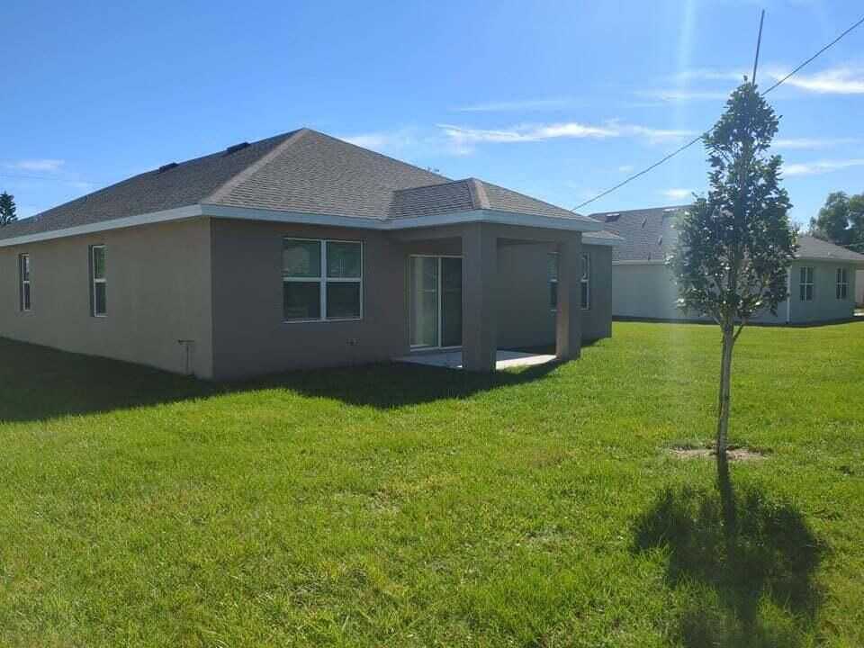 2538 Southeast Rock Springs Drive - Photo 2 of 18