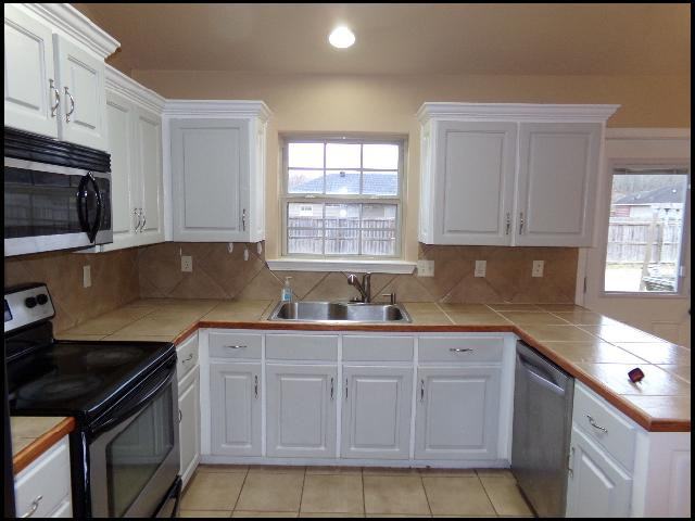 100 Corbin Cir - Photo 6 of 10