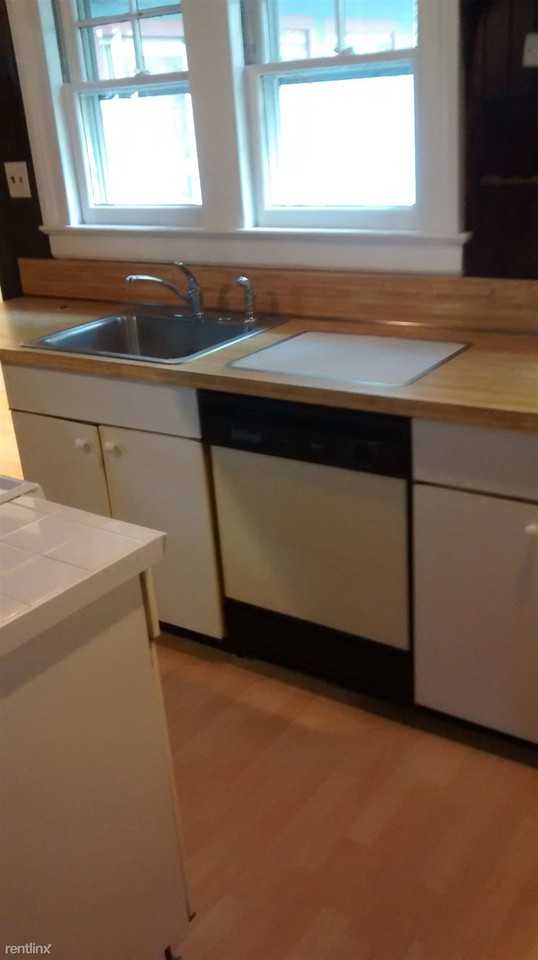 146 Bayview Ave - Photo 3 of 9