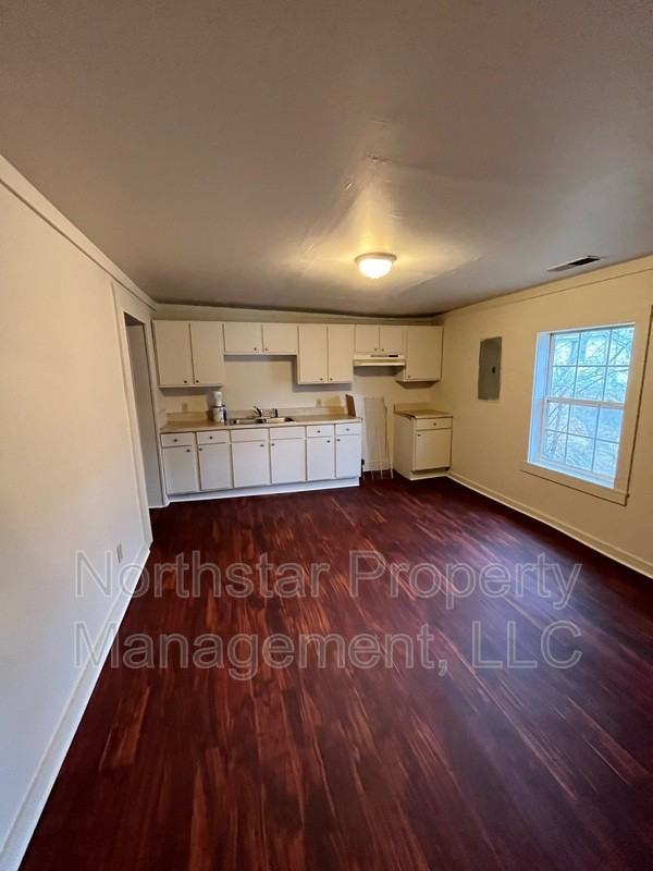 208 Hospital St N - Photo 3 of 6