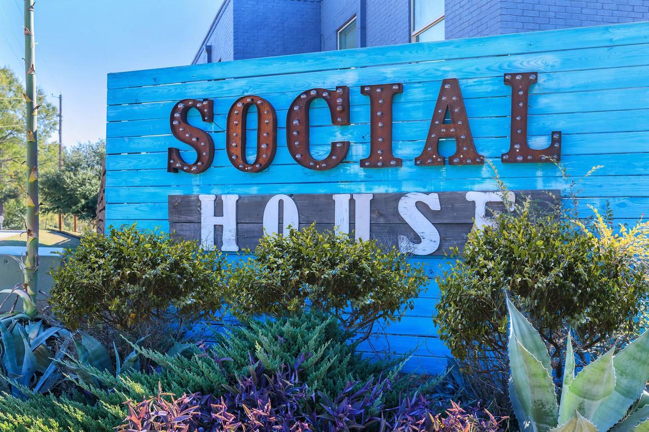 Social House - Photo 7 of 8