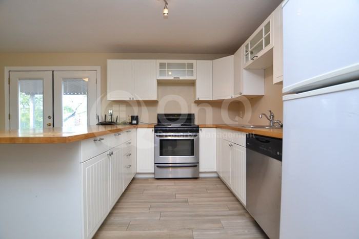 1324 W 11th St - Photo 3 of 19