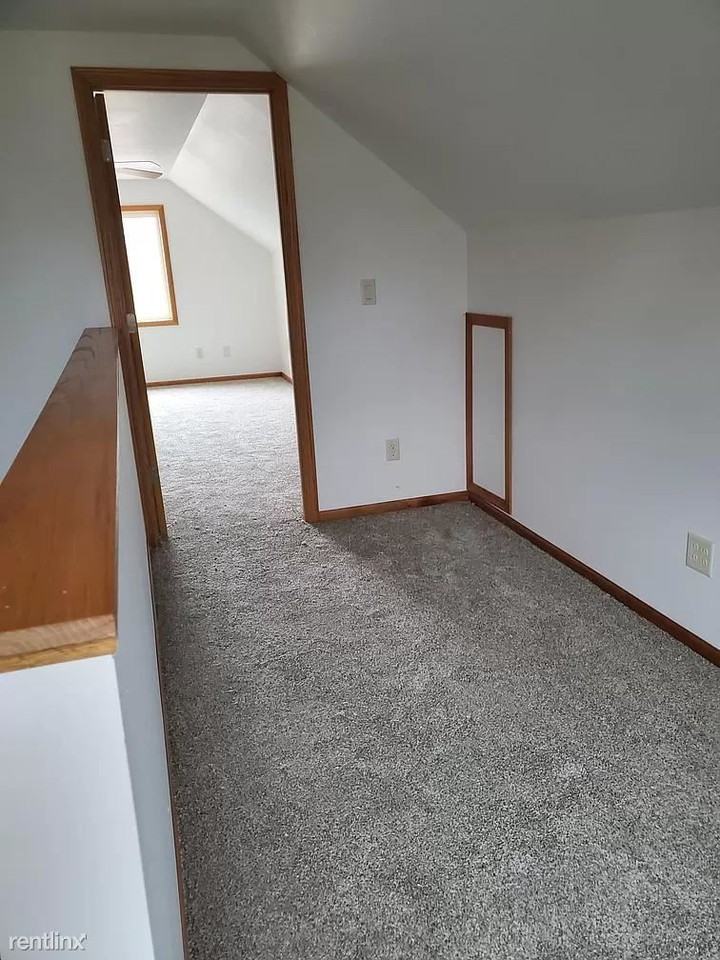 520 Leonard St - Photo 3 of 12