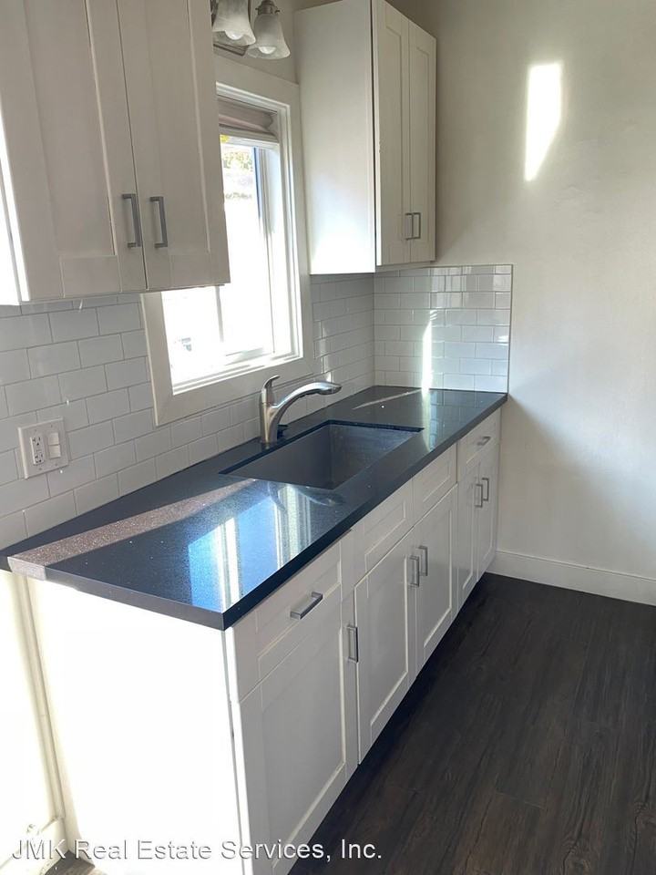 6061 Franklin Avenue - Photo 2 of 13