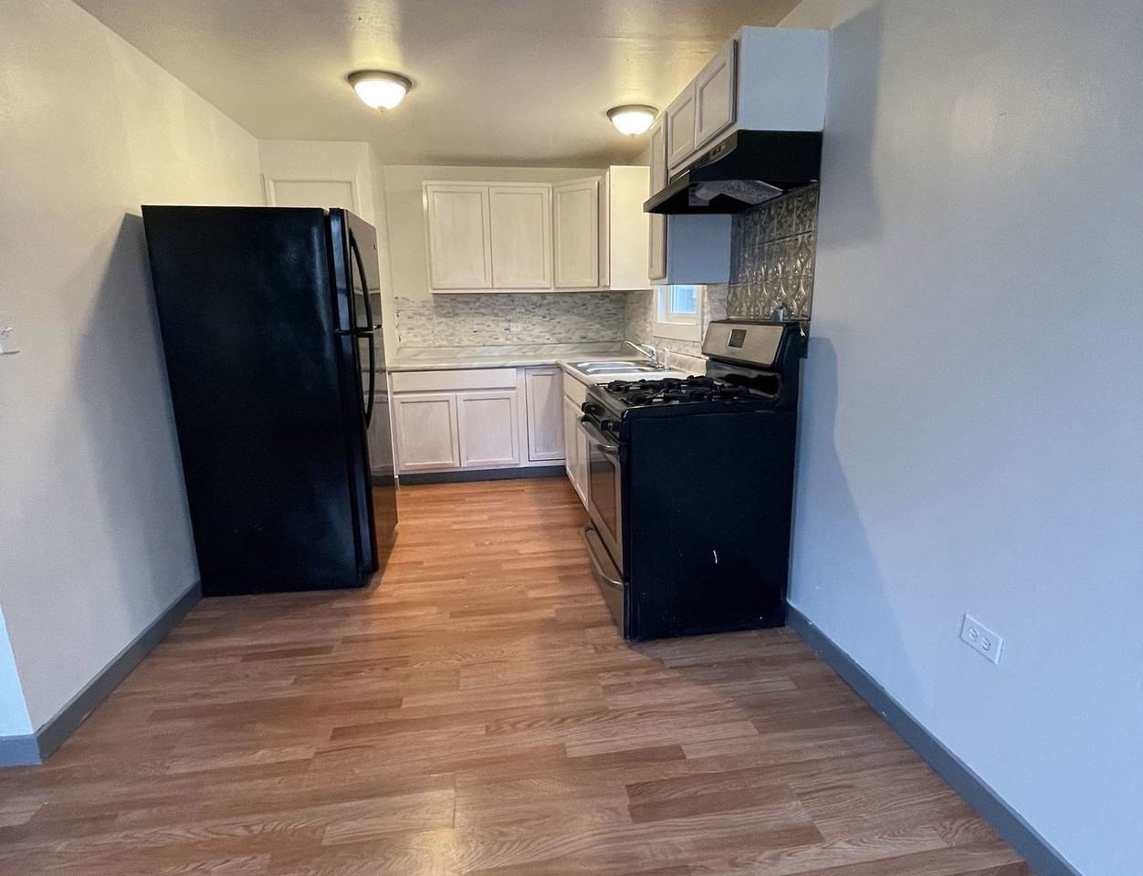 316 W 42nd Pl - Photo 3 of 11