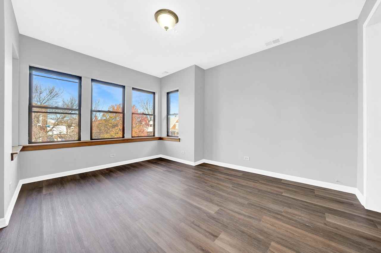 2615 W 55th St - Photo 2 of 20