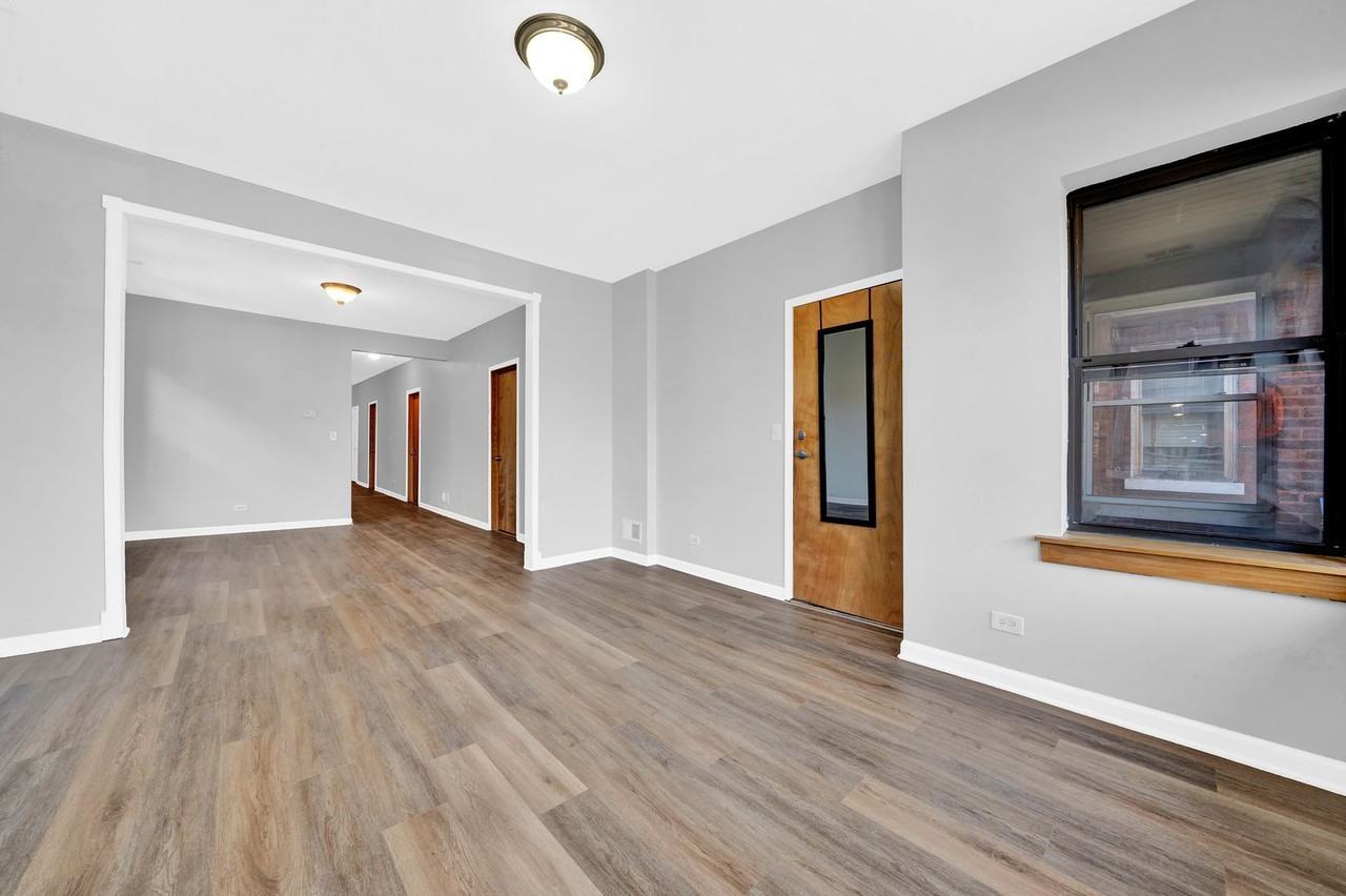 2615 W 55th St - Photo 3 of 20