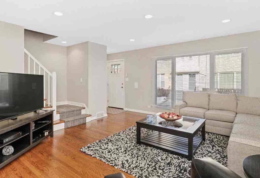6321 N Cicero Ave - Photo 3 of 18