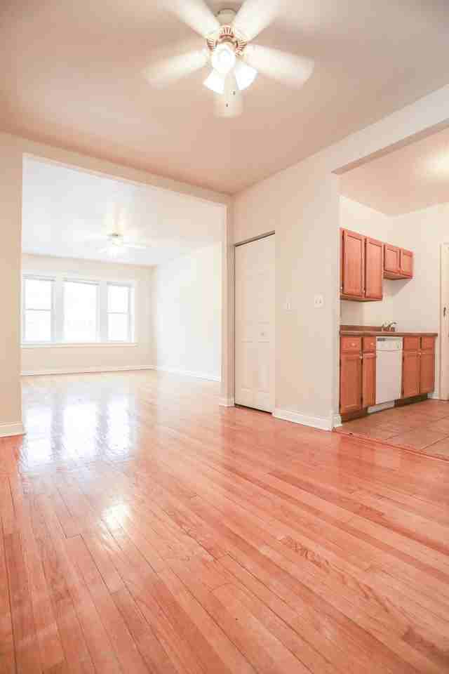 2422 W Catalpa Ave - Photo 3 of 12