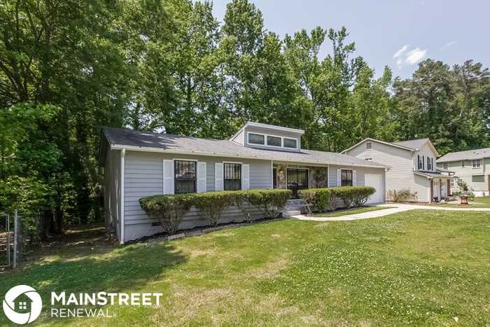 4025 Majestic Dr Sw - Photo 2 of 16