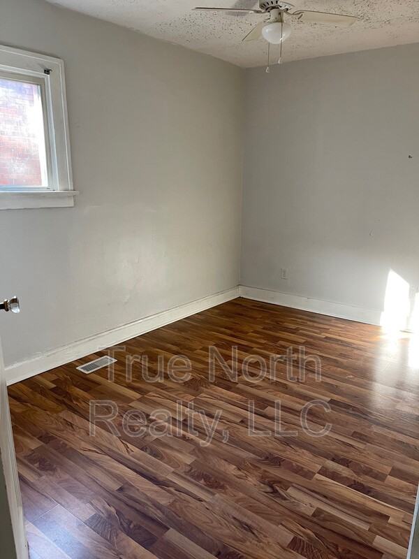 1681 1/2 Oak St - Photo 2 of 5