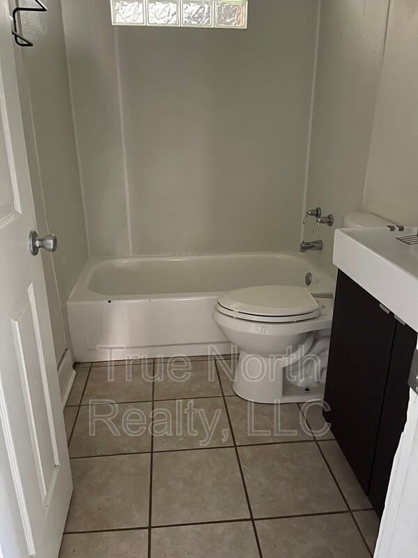 1681 1/2 Oak St - Photo 3 of 5