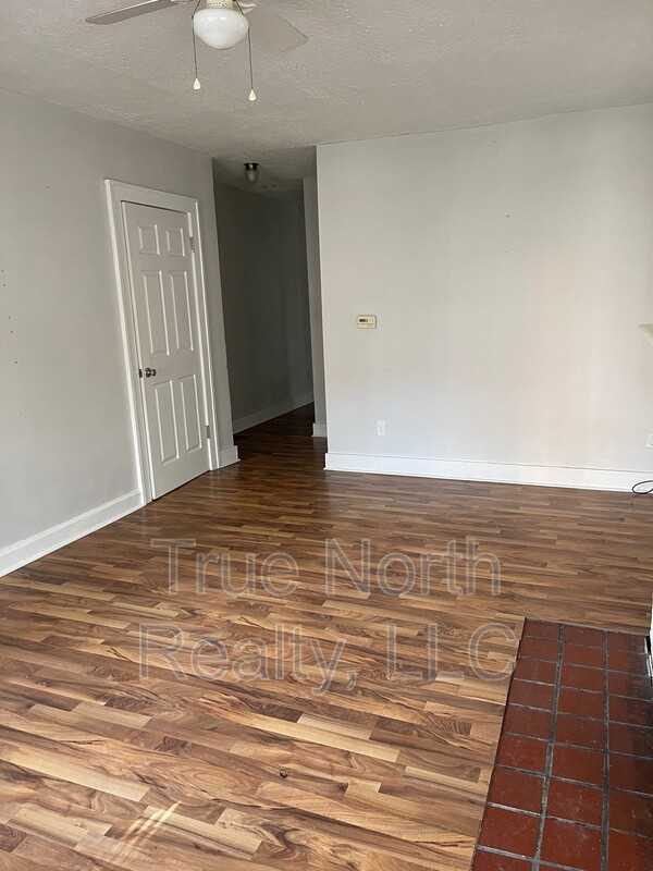 1681 1/2 Oak St - Photo 4 of 5