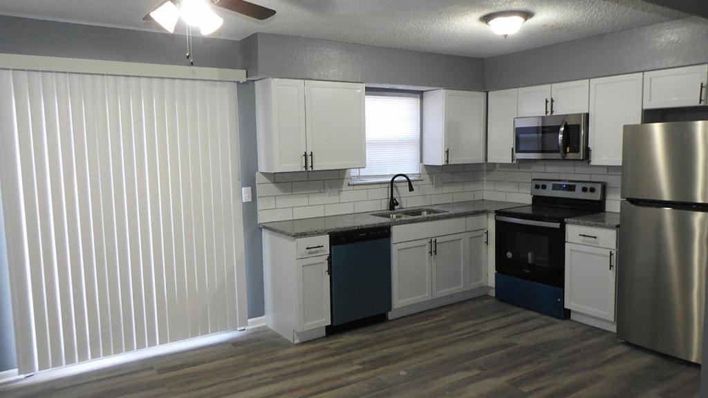 304 Ne Cedar Ct - Photo 2 of 15