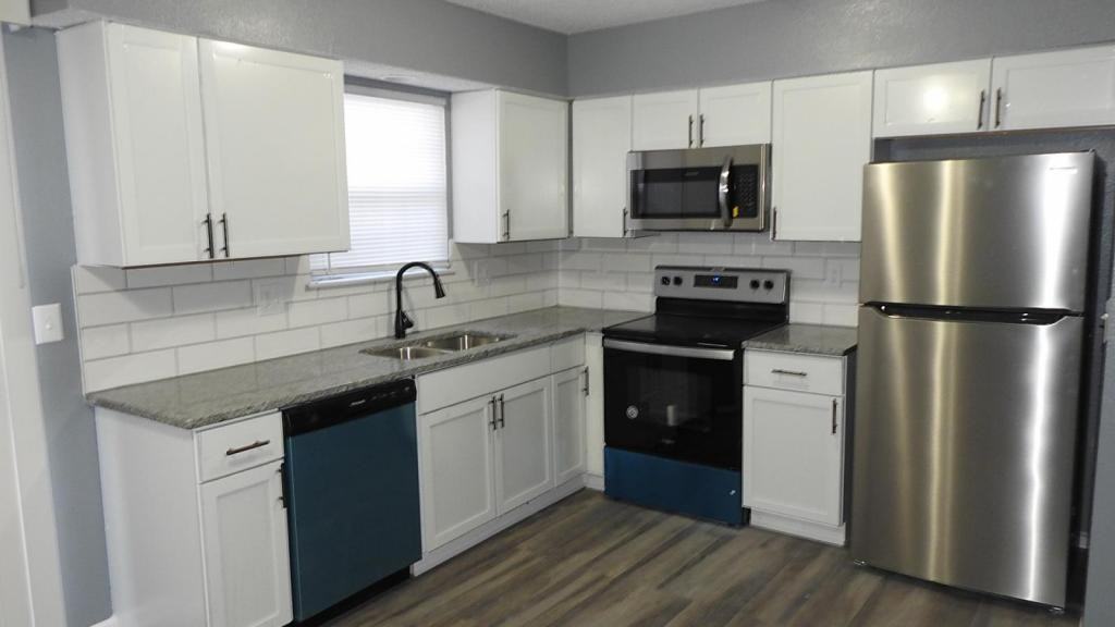 304 Ne Cedar Ct - Photo 3 of 15