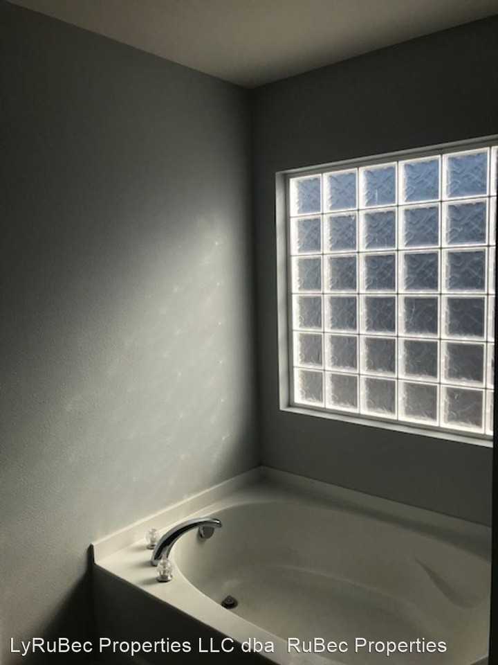 1054 Black Oak Dr - Photo 3 of 31