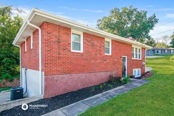 5001 N Wheeling Ave - Photo 2 of 17