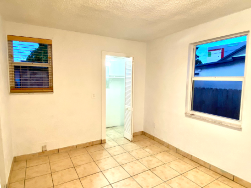 4307 Sw 9th St - Photo 5 of 15