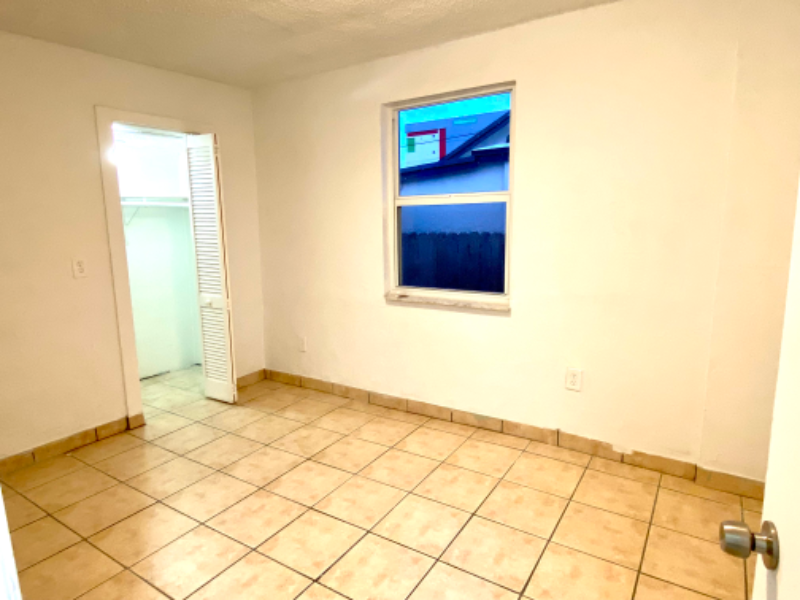 4307 Sw 9th St - Photo 6 of 15