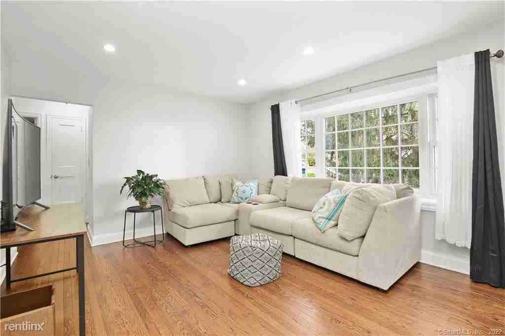 32 Old Elm Rd - Photo 2 of 10