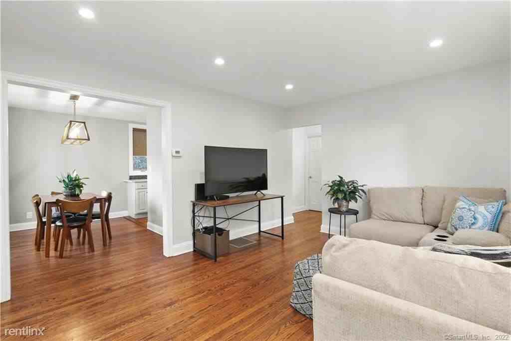 32 Old Elm Rd - Photo 3 of 10