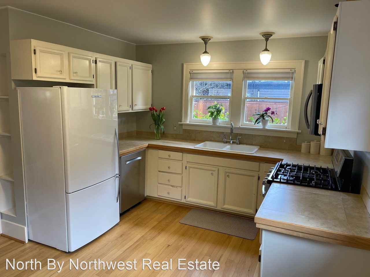 611 W Crockett St - Photo 3 of 4