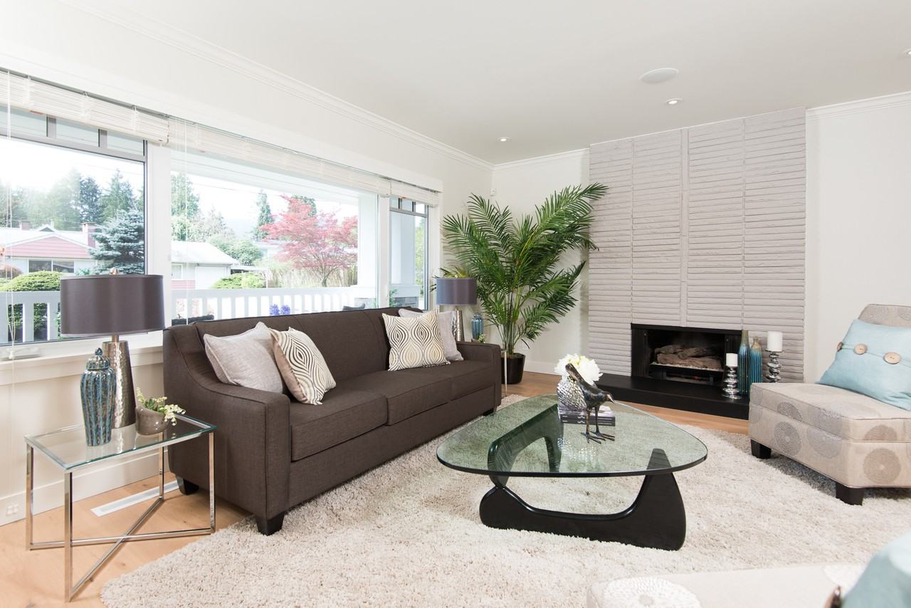 3545 Wellington Cres - Photo 3 of 17