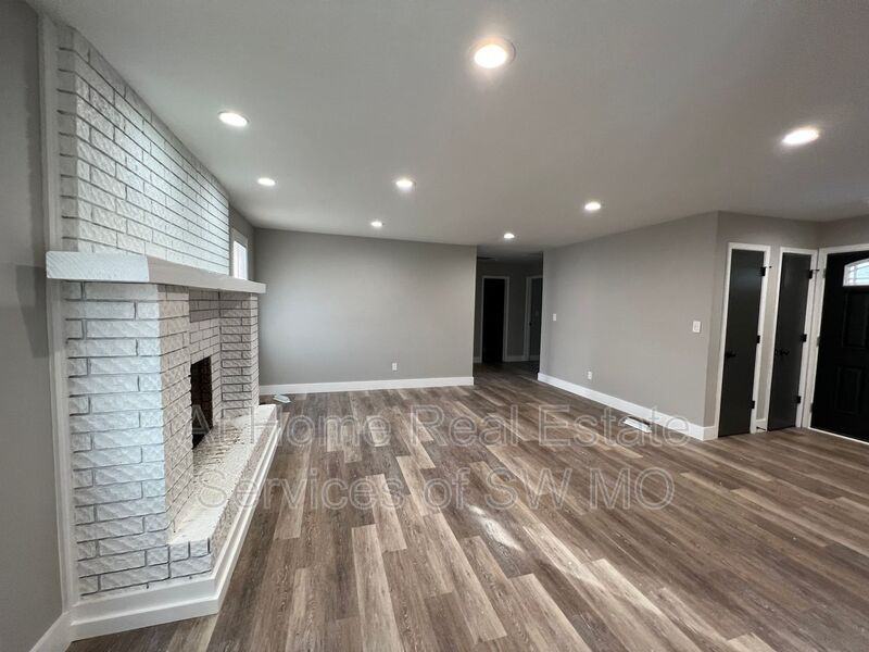 738 E Powell St - Photo 5 of 22