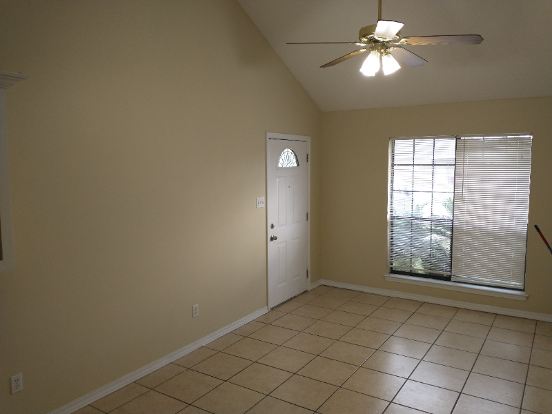 1040 Timberwood Ln - Photo 2 of 10