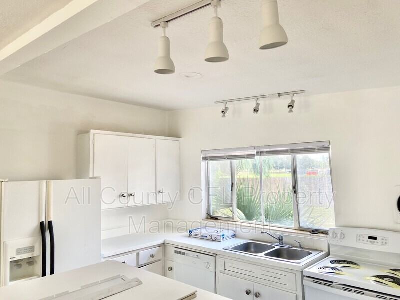 550 Hartley Pl - Photo 3 of 15