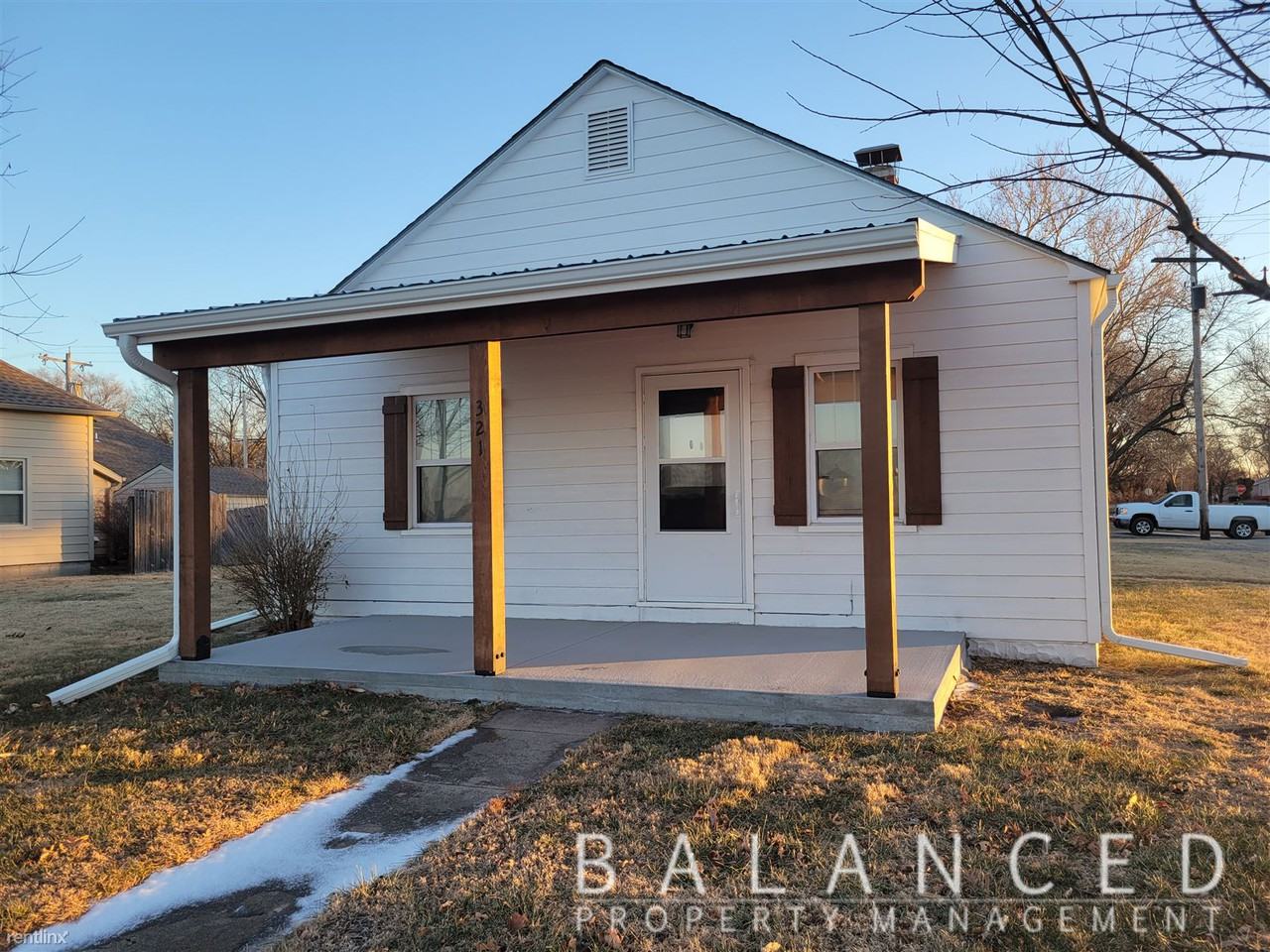 321 W Railroad St - Photo 2 of 20