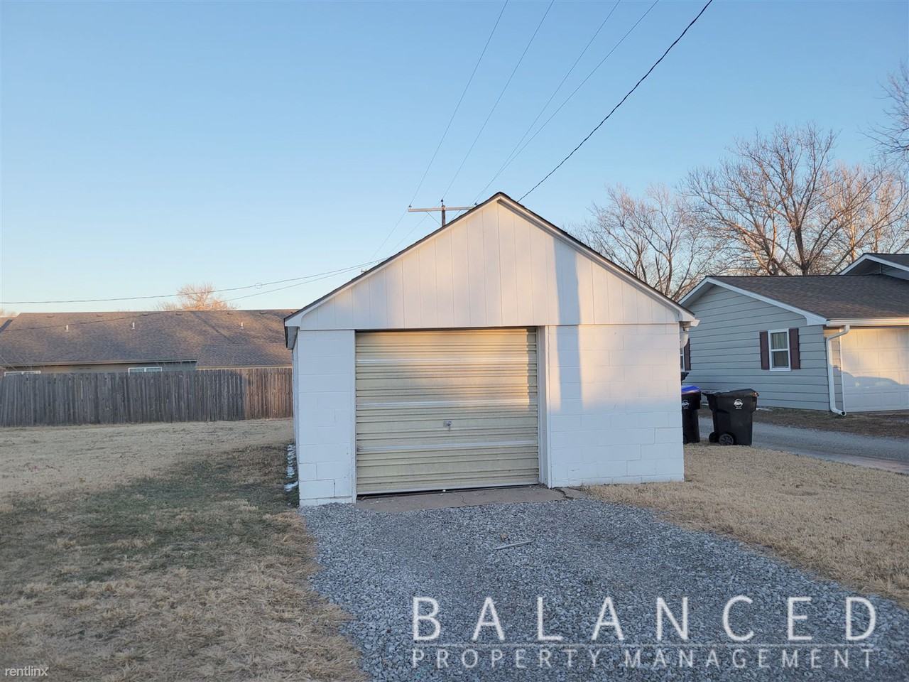 321 W Railroad St - Photo 3 of 20