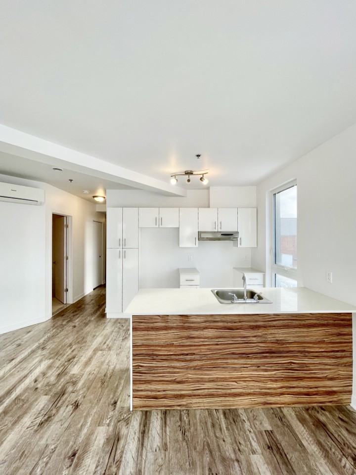 Le StJacques 7388 Rue SaintJacques, Montréal, QC H4B 1W3