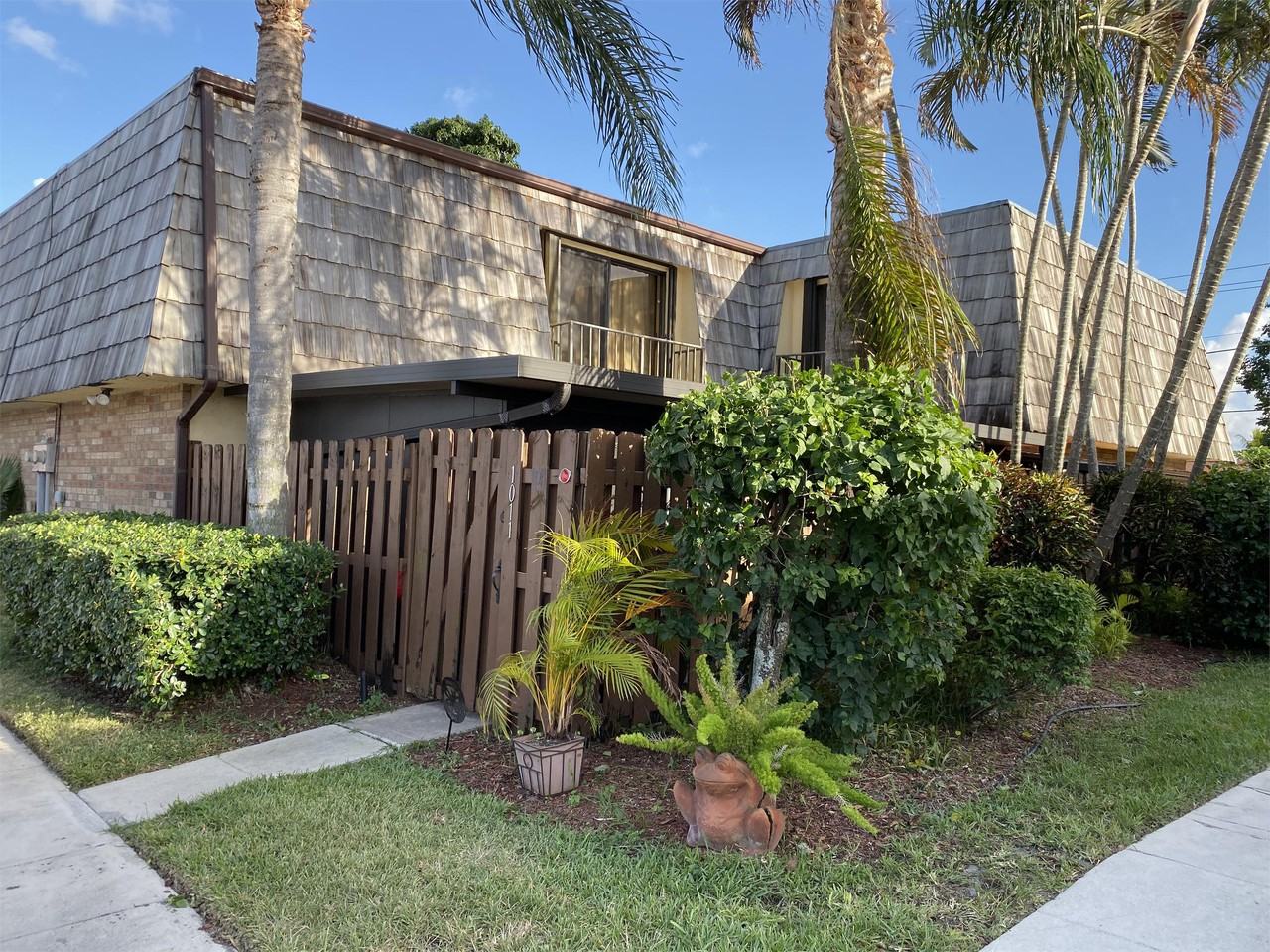 1011 Springdale Cir #1 - Photo 2 of 9