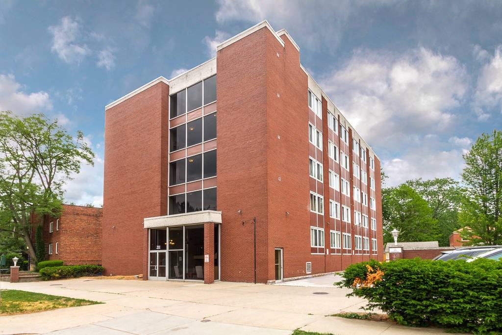 SB Quarters of Akron Apartments LLC 211 N Portage Path, Akron, OH