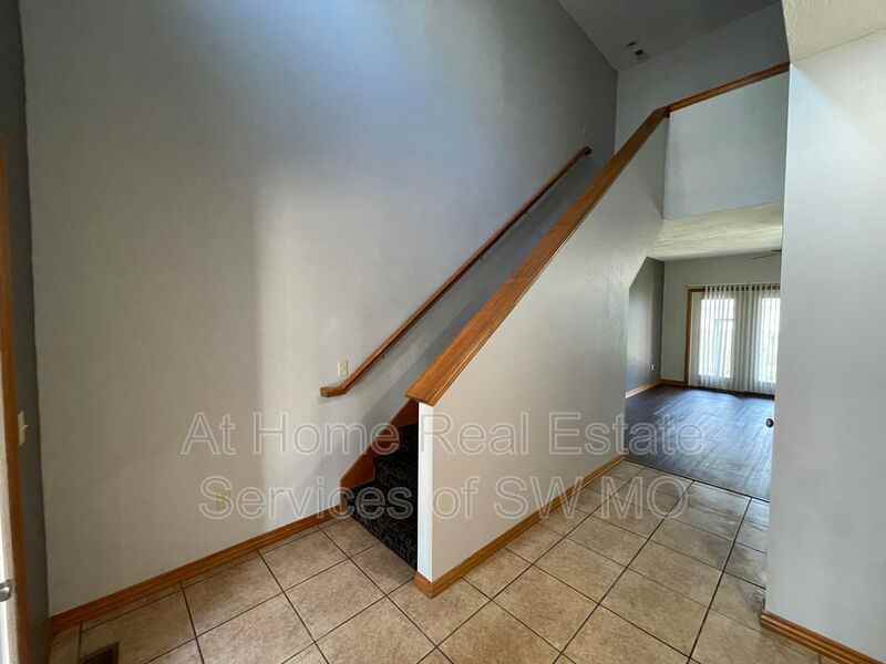 1040 E Mcdaniel St #B - Photo 2 of 16