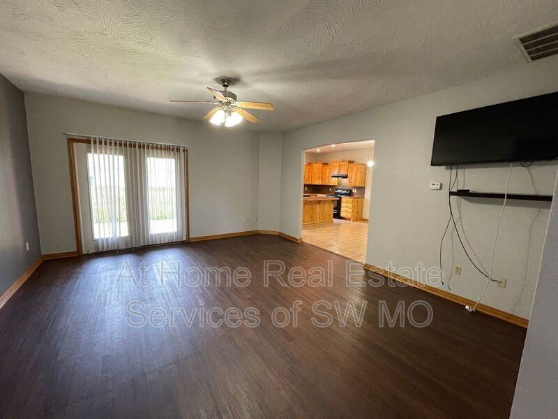 1040 E Mcdaniel St #B - Photo 3 of 16