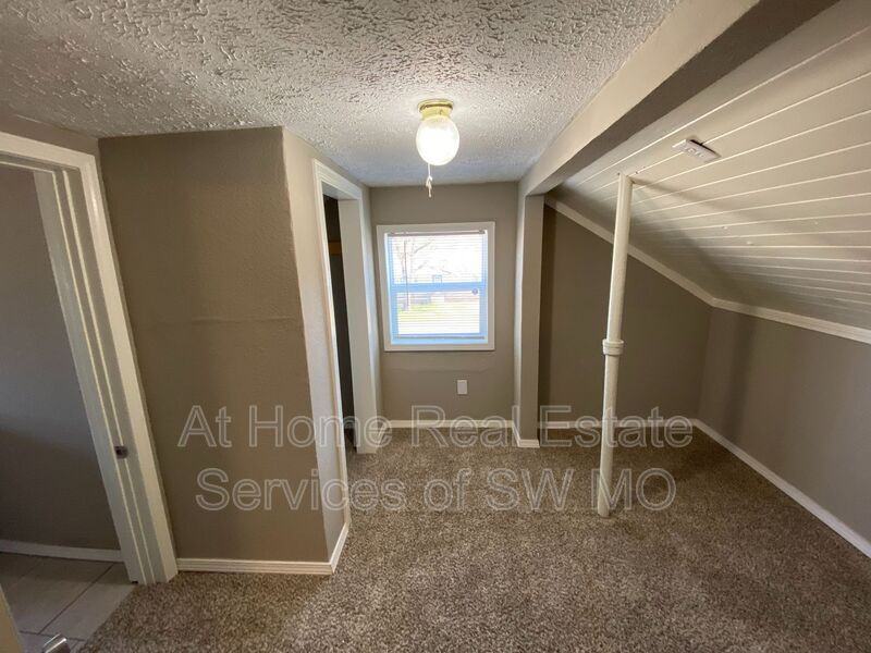 1471 E Mcgee St - Photo 2 of 25
