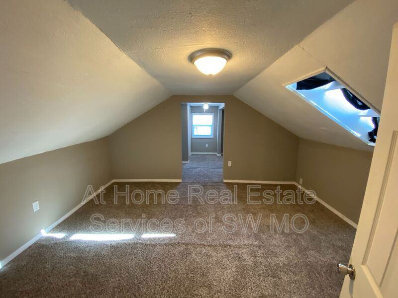 1471 E Mcgee St - Photo 3 of 25