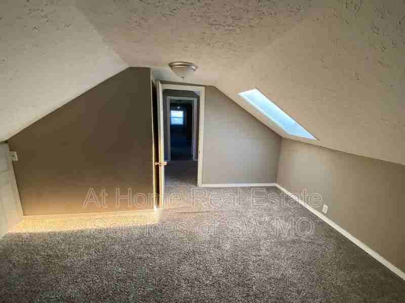 1471 E Mcgee St - Photo 4 of 25