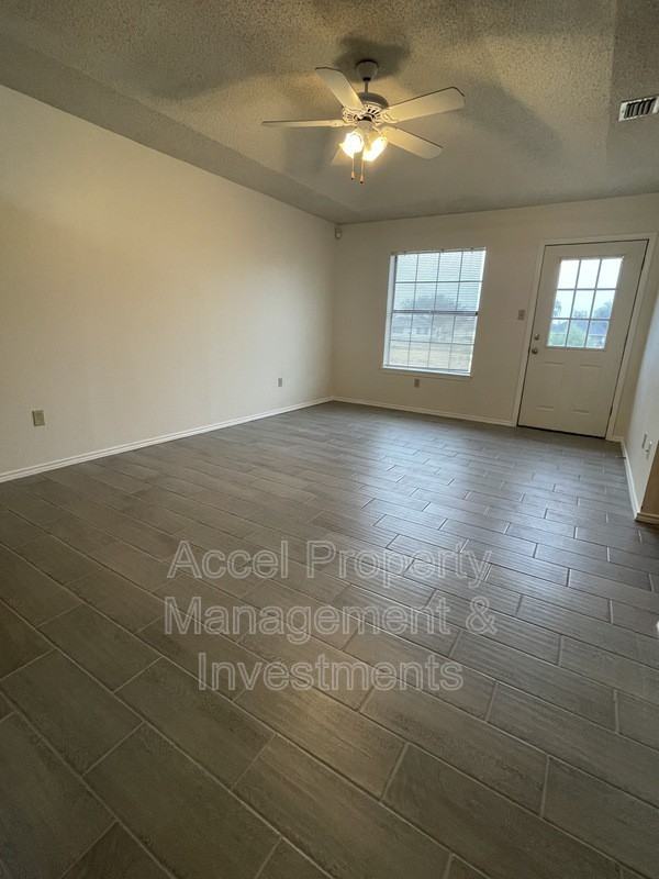 1605 River Bend Dr - Photo 2 of 14