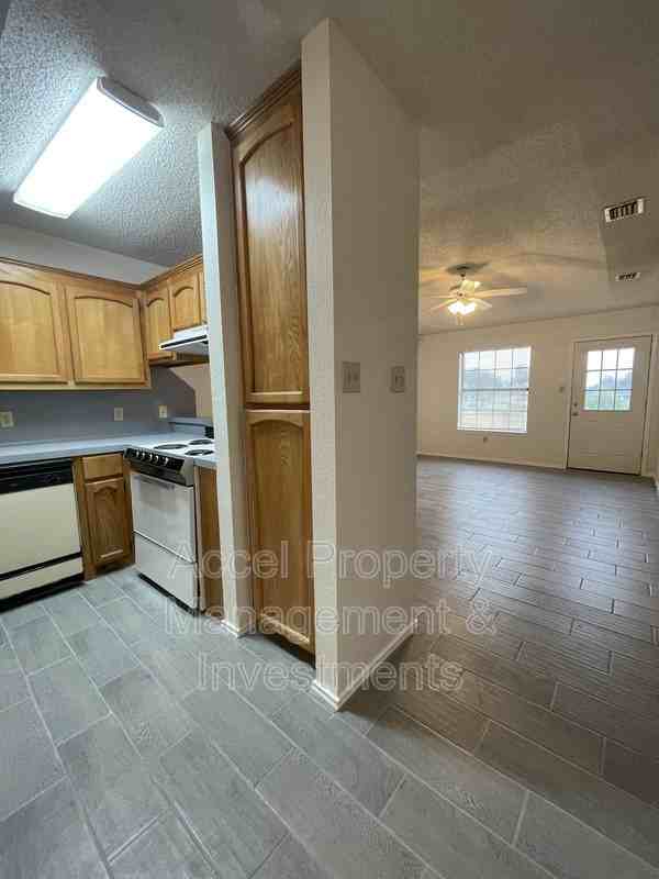 1605 River Bend Dr - Photo 3 of 14